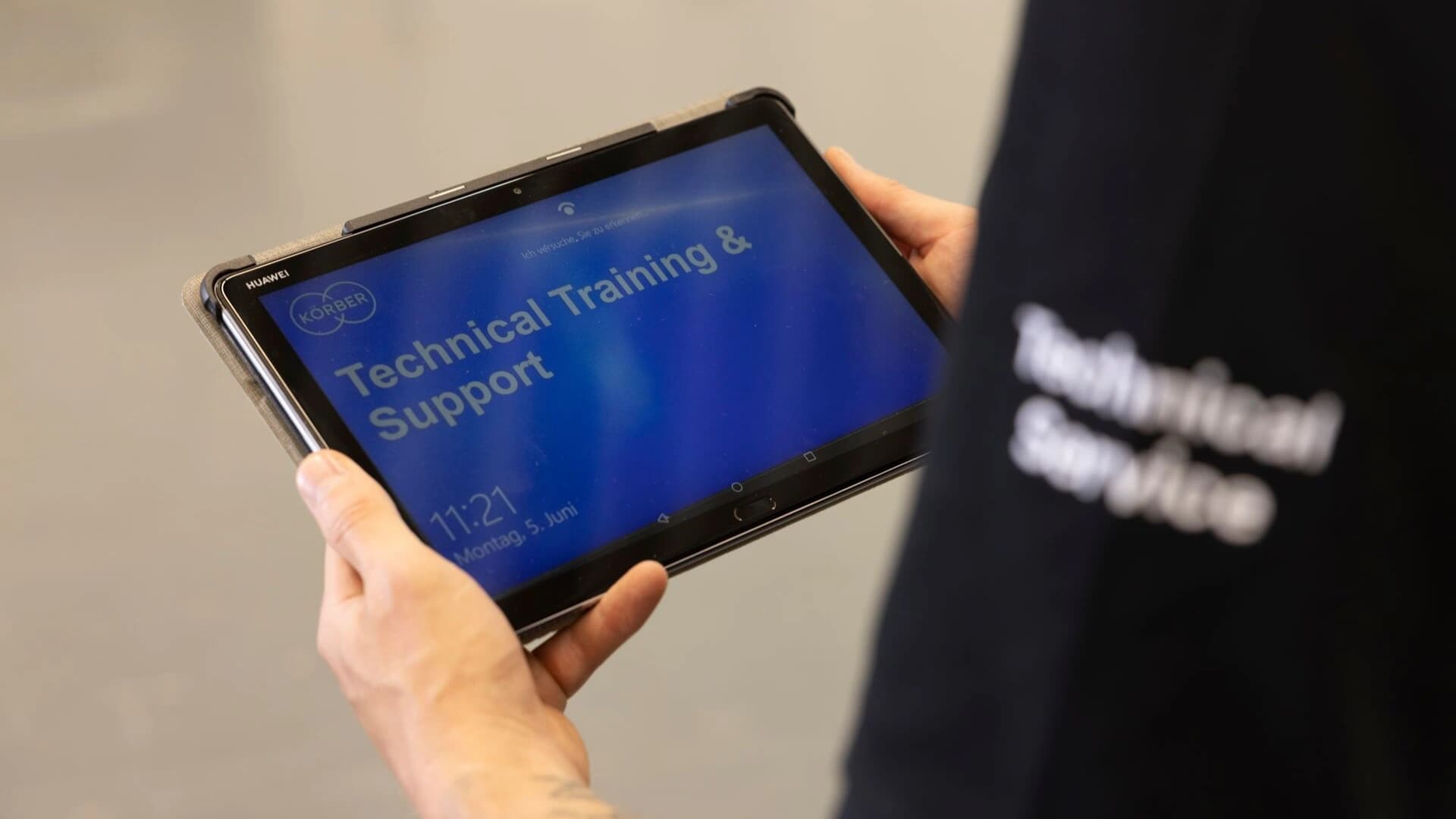 Nahaufnahme eines Tablets mit der Aufschrift „Technische Schulung und Support“.