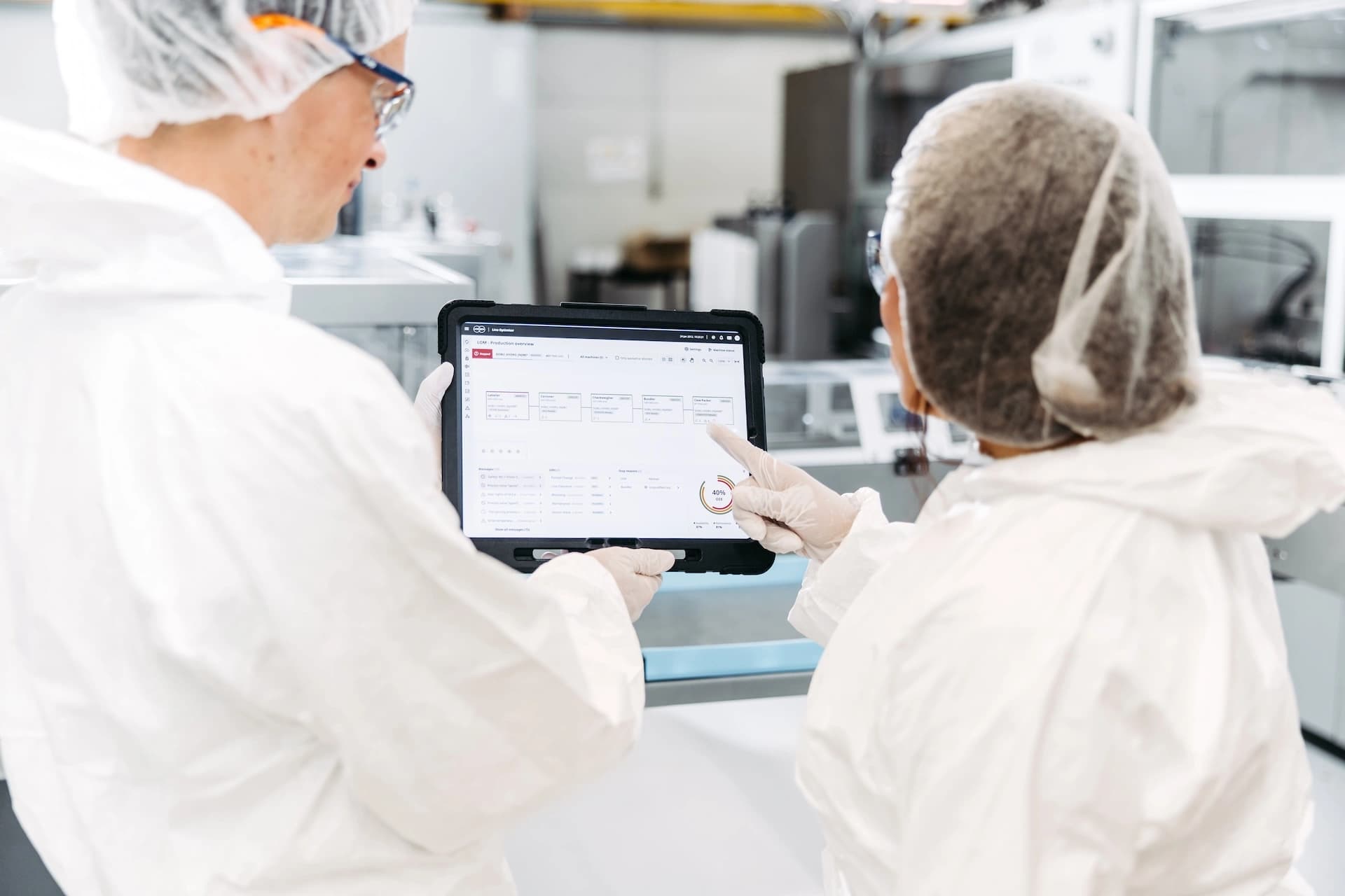 Ein Mann und eine Frau bei der Arbeit mit dem Line Optimizer