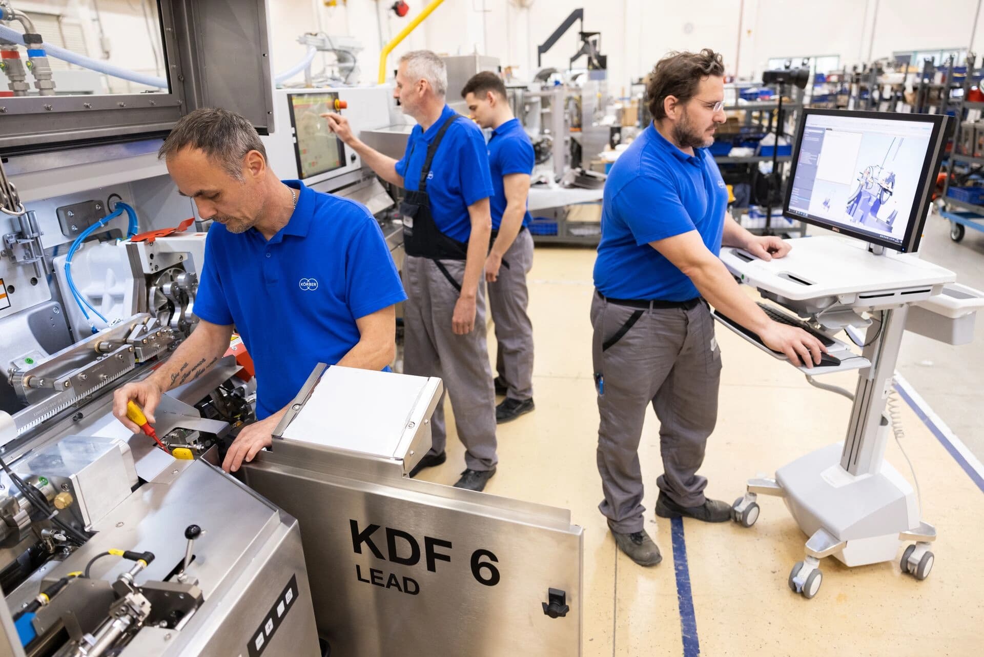Körber workers working on KTF 6 filter maker