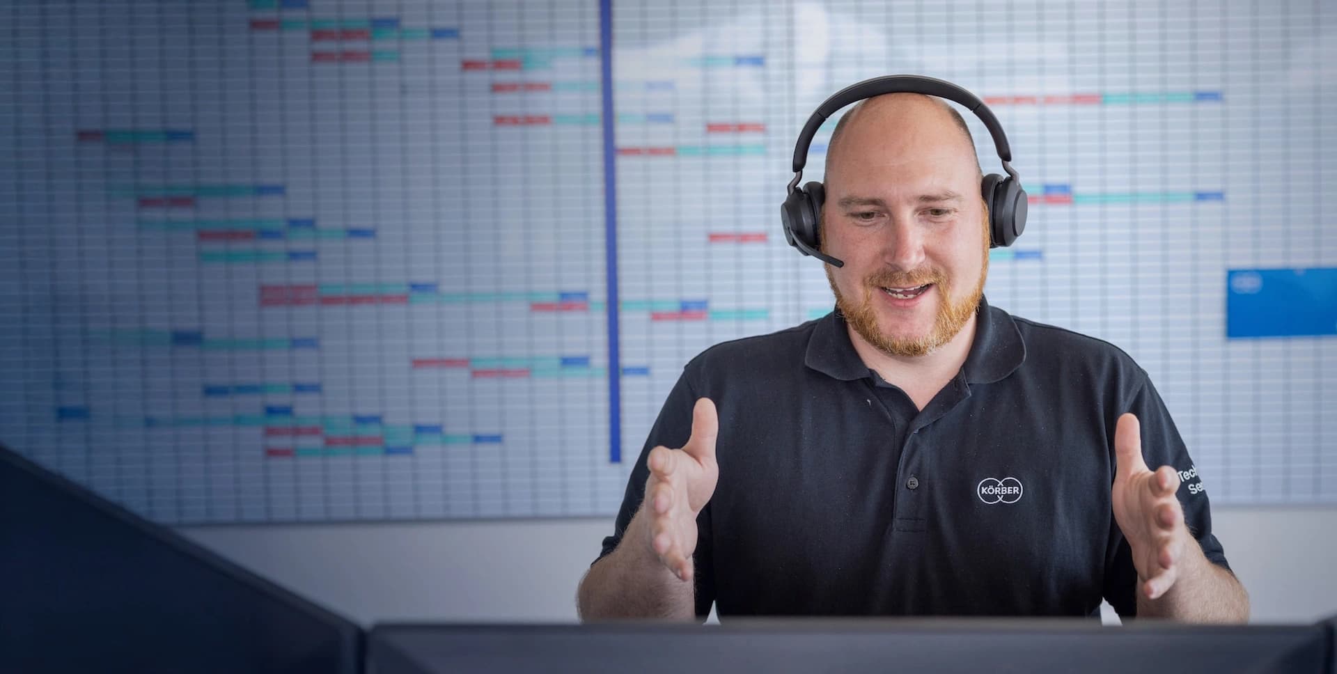 ein Körber-Mitarbeiter, der technischen Remote-Support leistet