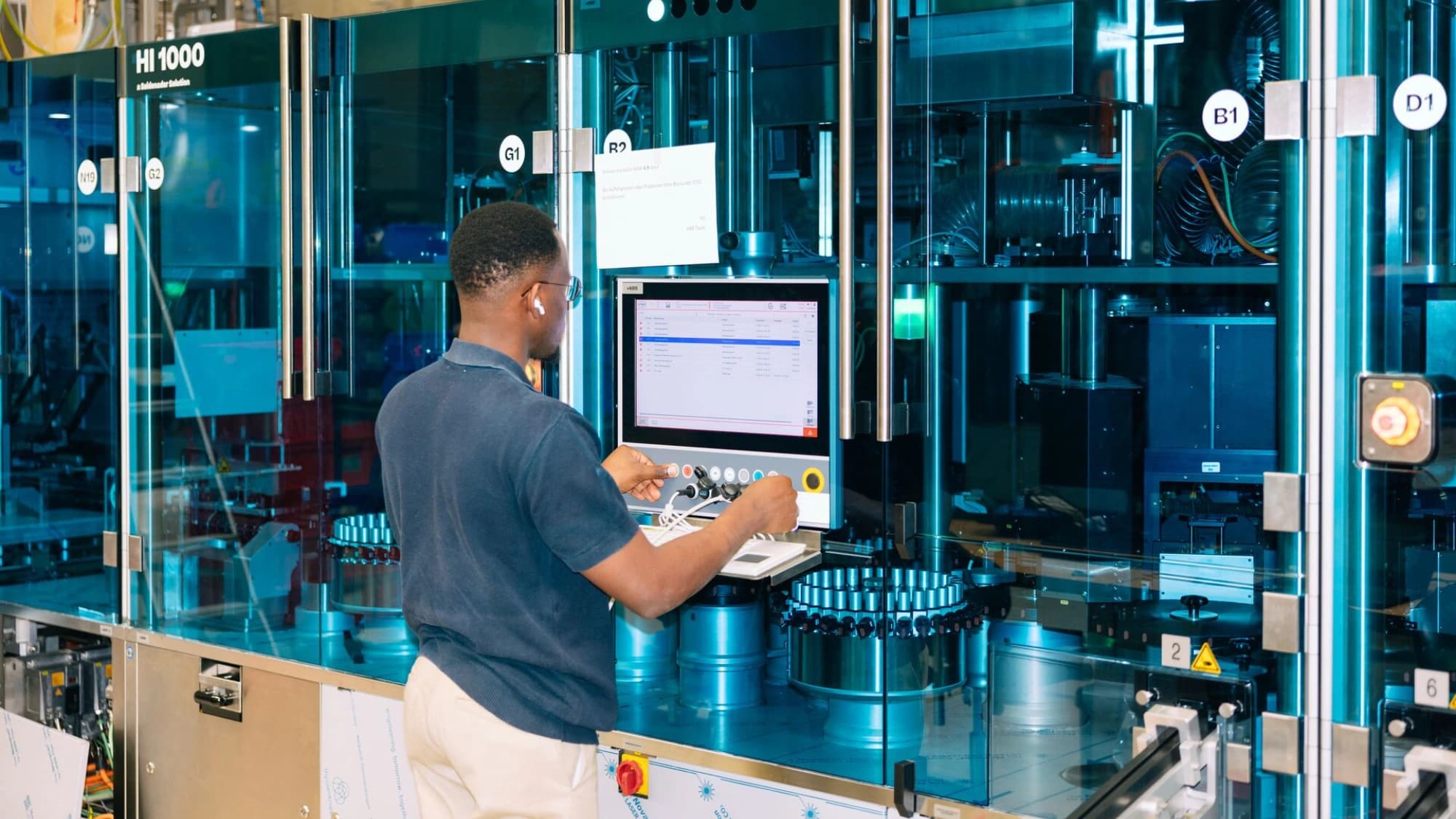 ein Körber-Mitarbeiter bei der Arbeit an einer Maschine