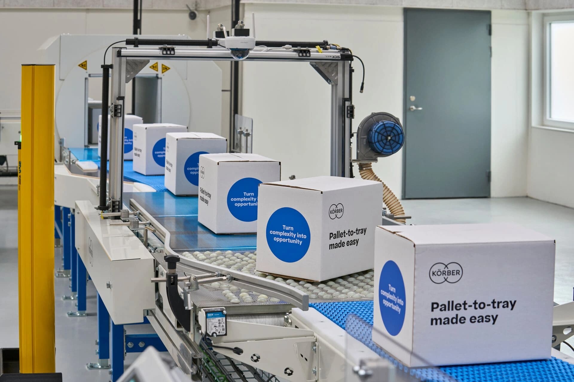 boxes in a pallet to tray technology