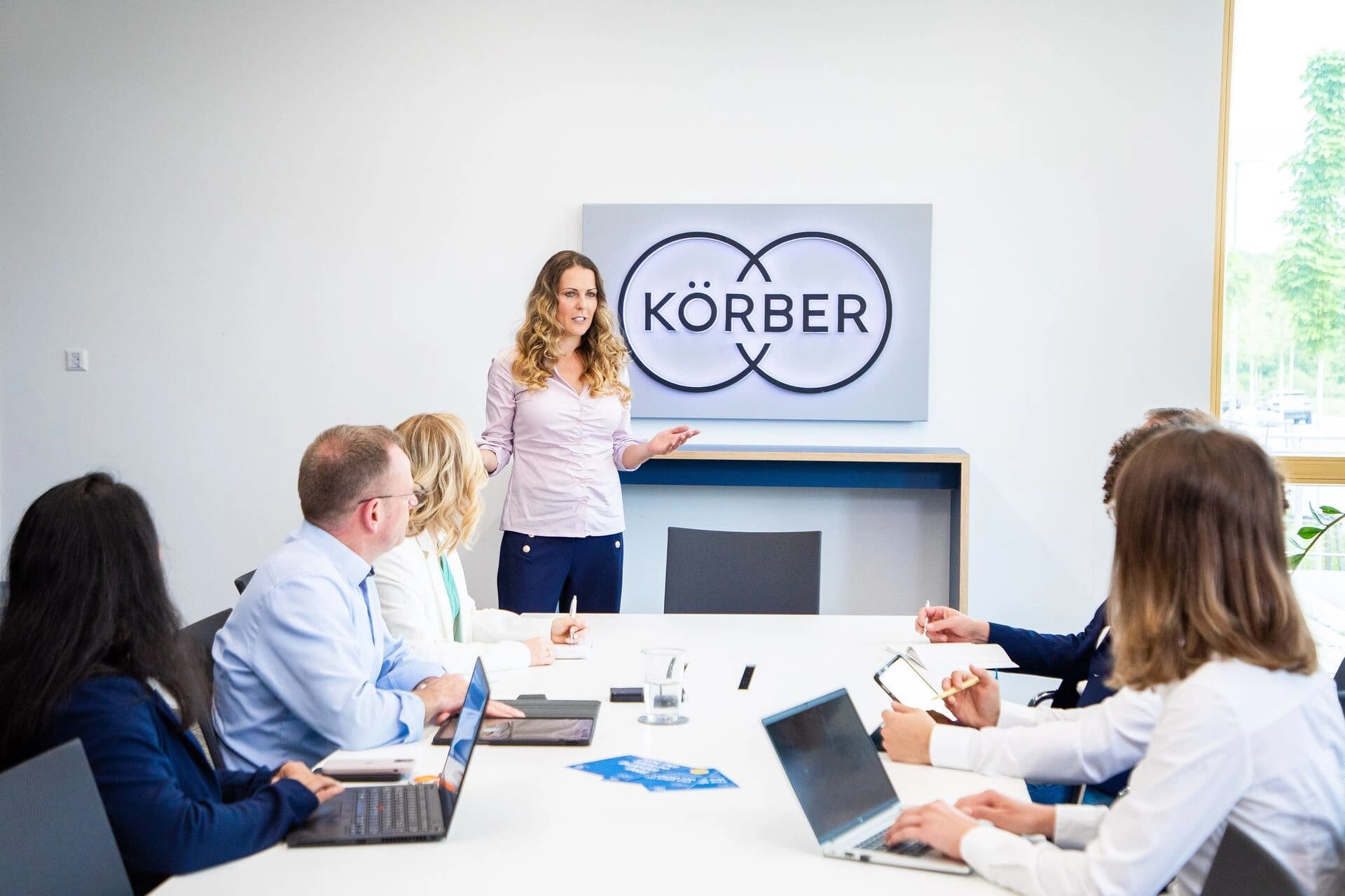 eine Gruppe von Personen in einem Meeting im Beratungsbüro von Körber