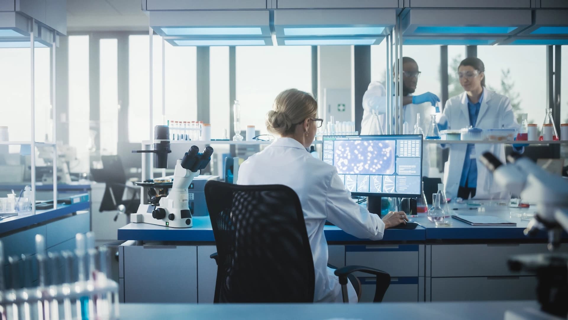 Eine Frau arbeitet an der Software-Implementierung in einer Laborumgebung.