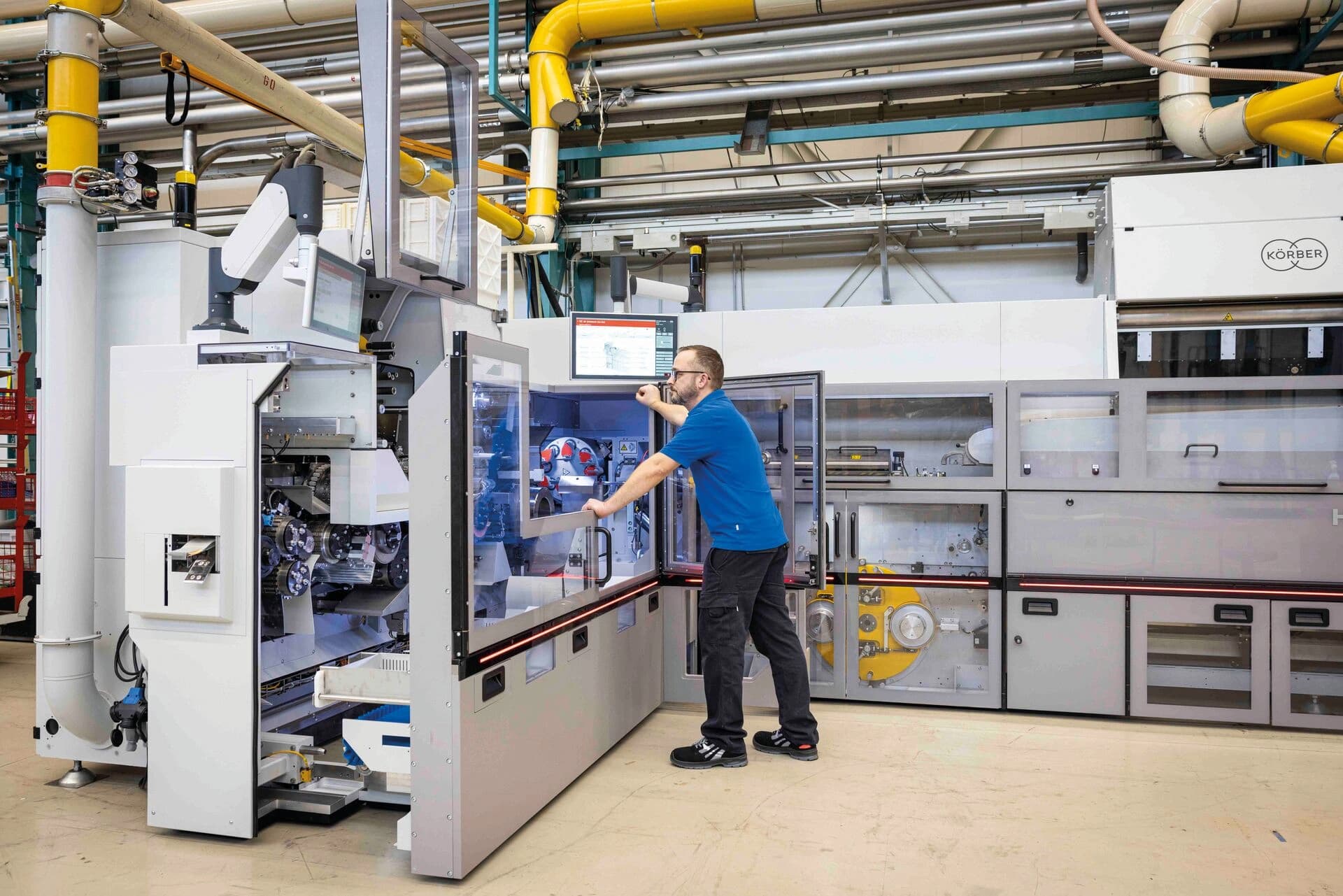 a Körber employee working on a rod making Protos-Neo machine