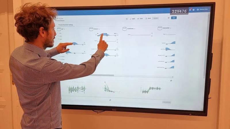 Thomas Zahel erklärt einige Themen an einem digitalen Board.