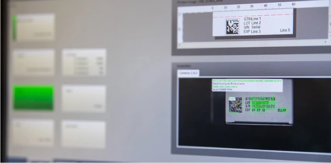 Ein Computerbildschirm, der zwei Bildschirme nebeneinander anzeigt und eine Produktionsumgebung hervorhebt.