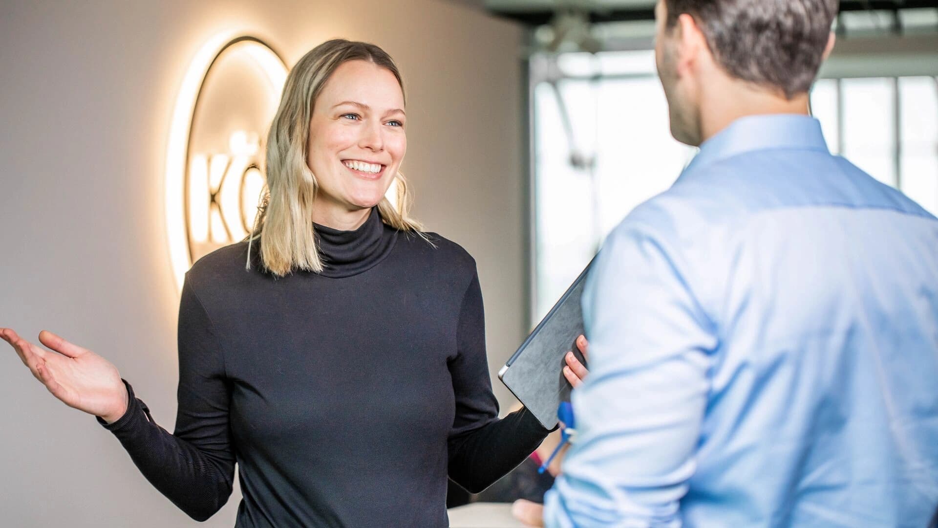 menschen im büro von körber im gespräch
