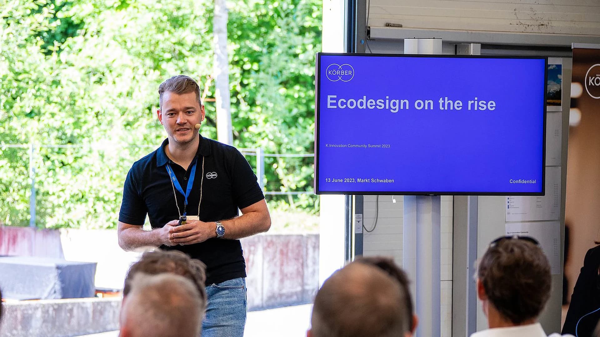 Körber-Teammitglied spricht auf einer Konferenz zum Thema Ökodesign.