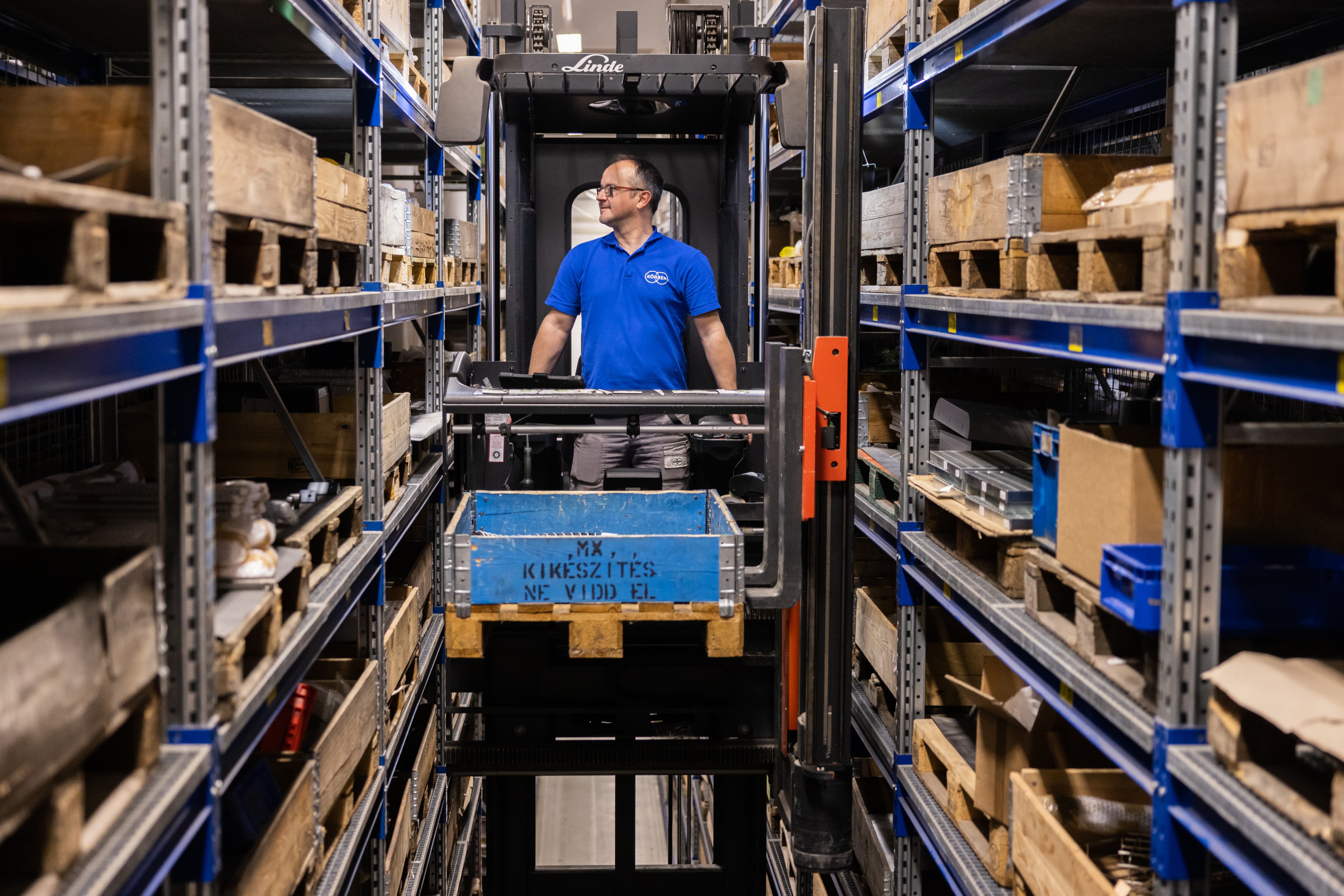 Eine Lagerhausszene mit einem Mann auf einem Gabelstapler