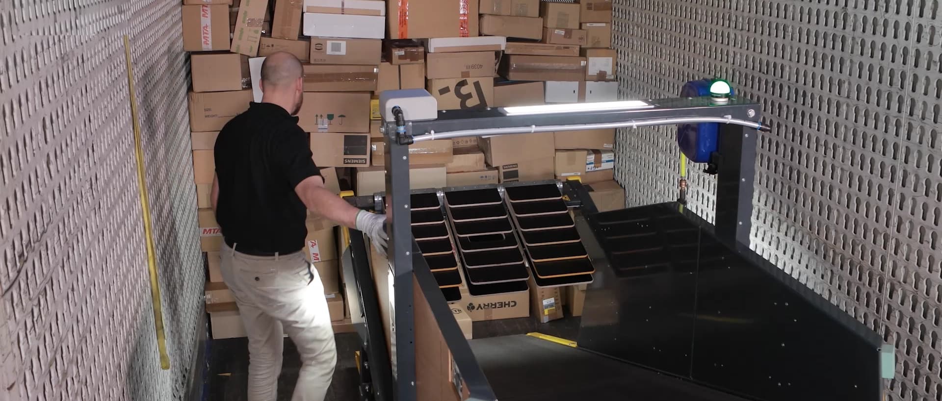 Körbers ErgoUnload im Einsatz in einem Lager voller Pakets