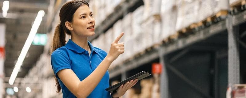 Körber employees working in a warehouse, implementing sustainable actions in supply chain management