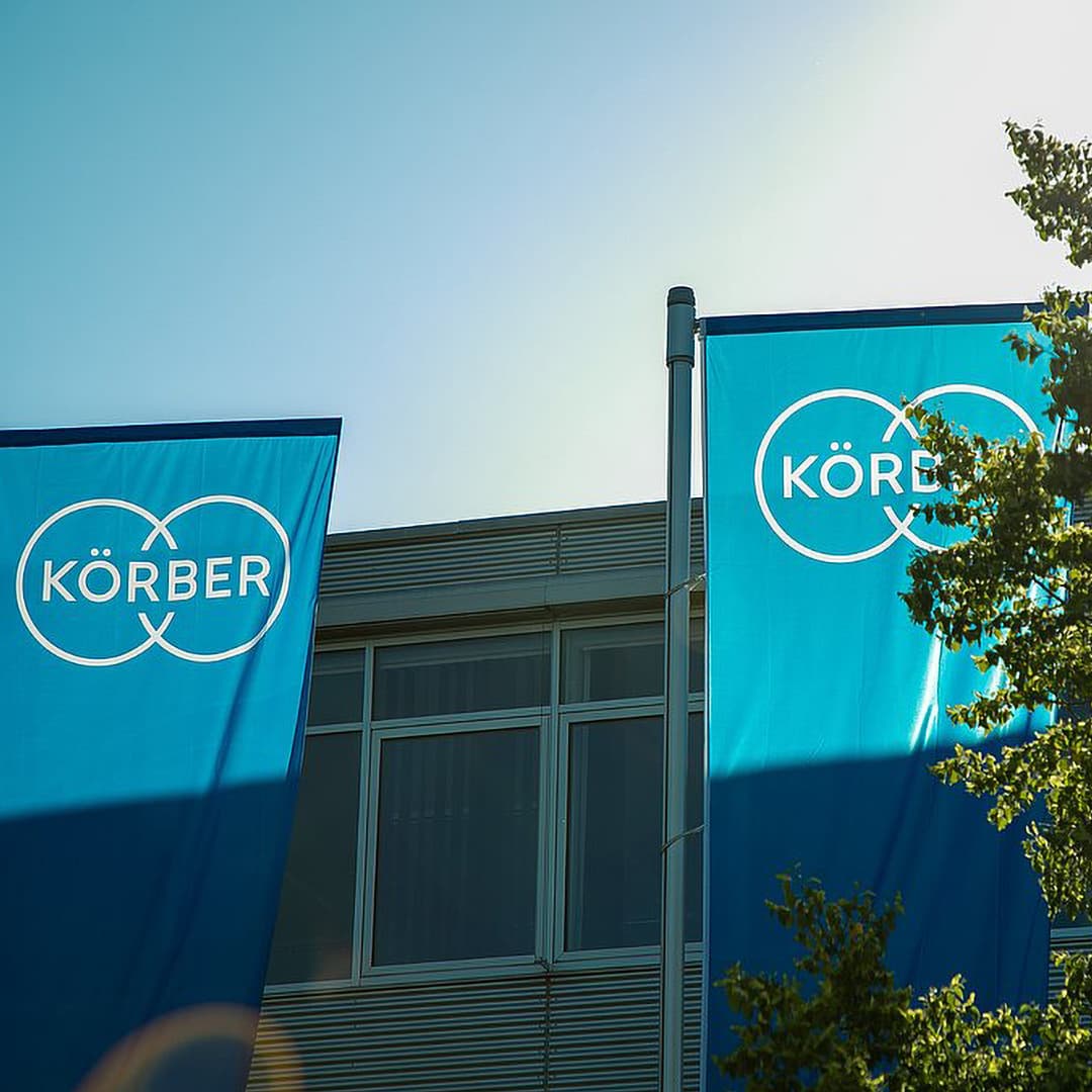 Körbers blaue Fahnen vor der Veranstaltung des Umweltkreises.