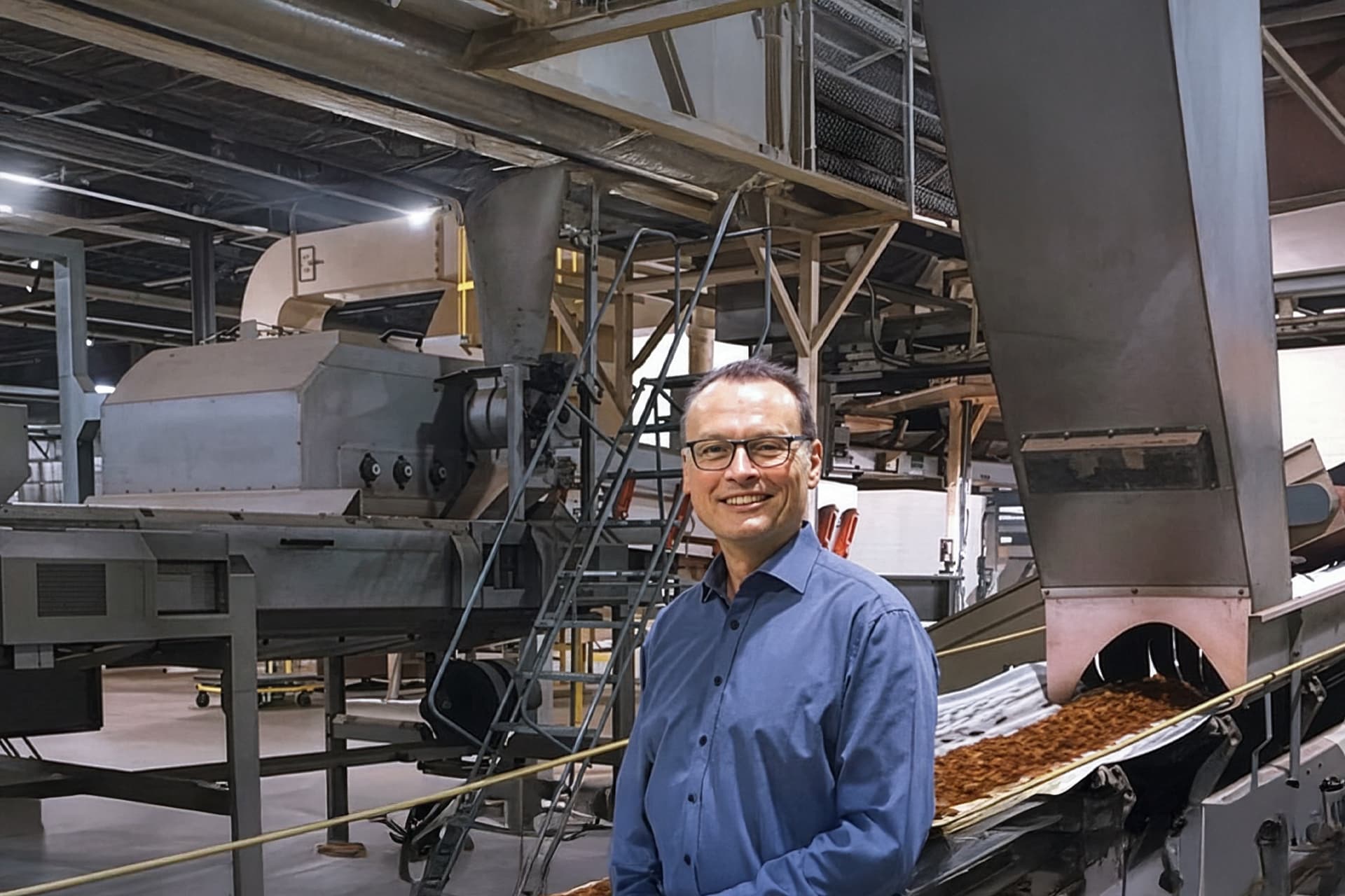 A man stands in front of a tobacco machine
