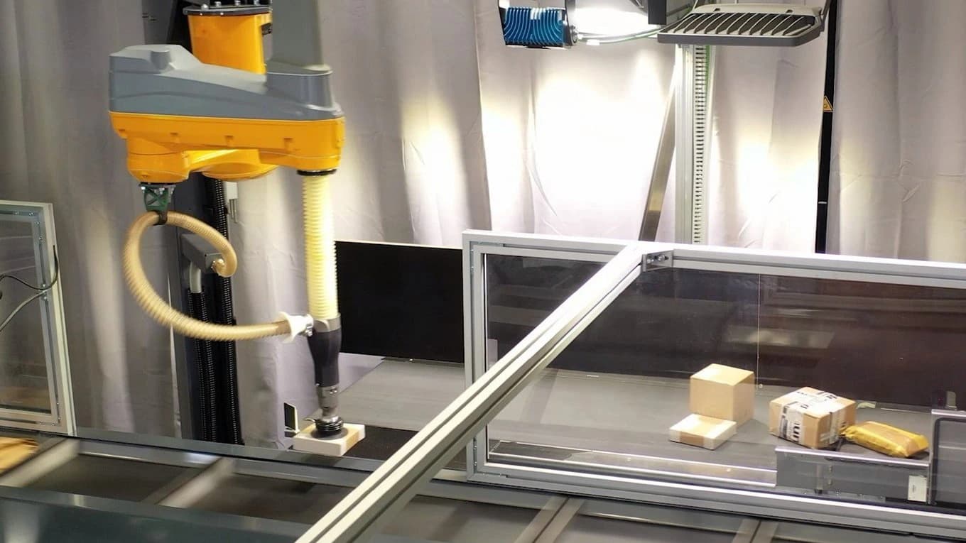 In a Eurosort logistics area, a machine is working on parcel sorting.