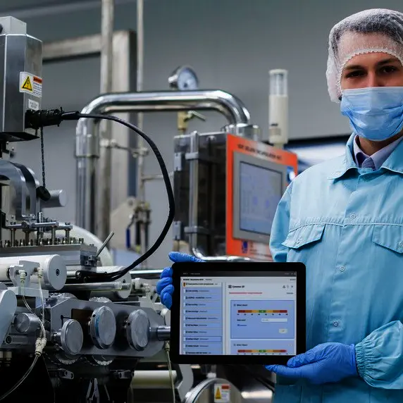 Körber employee showcasing a tablet with the new PAS-X MES 3.4 on display.