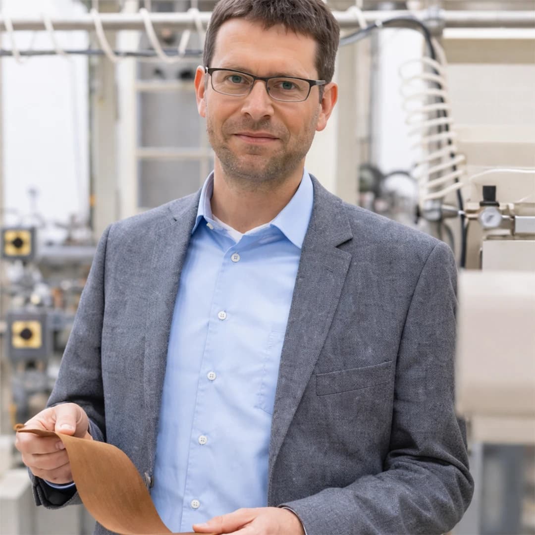 Patrick Fricke, Head of Business Development at Hauni, inspects a recon film produced at the TDA pilot plant in Bergedorf.