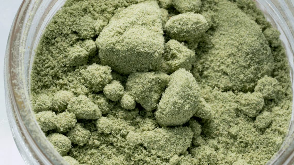 Nahaufnahme von Dry Sift Hash oder Kief, das aus Cannabisblüten gewonnen wird