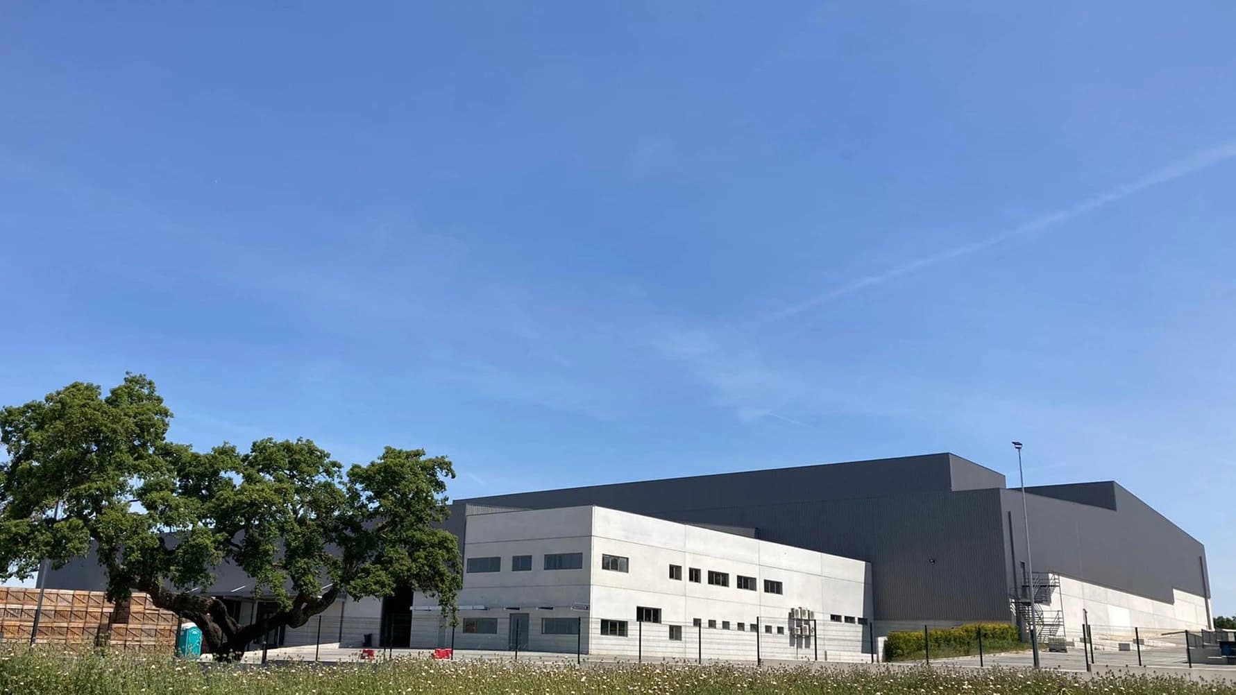 Im Bild ein Gebäude von Manuel Patrício Produtos Alimentares.