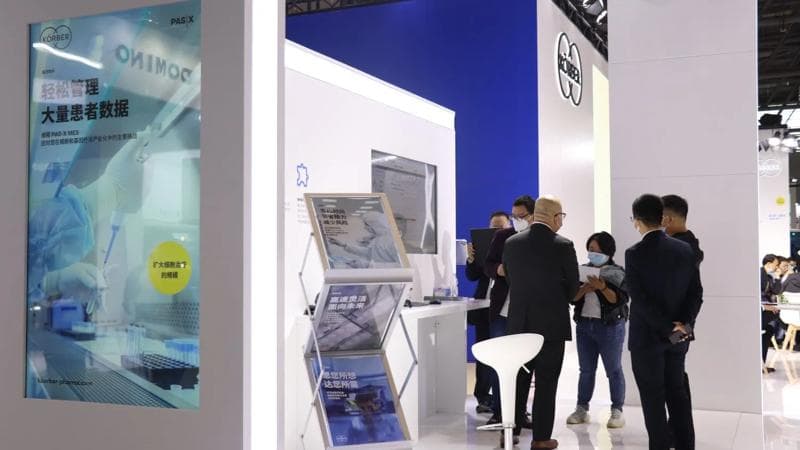 Menschen, die sich am Körber-Stand auf der CIPM 2025 versammeln.