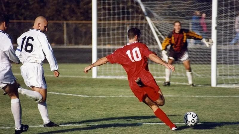 Fußballspieler, der sich darauf vorbereitet, einen Ball zu schießen.