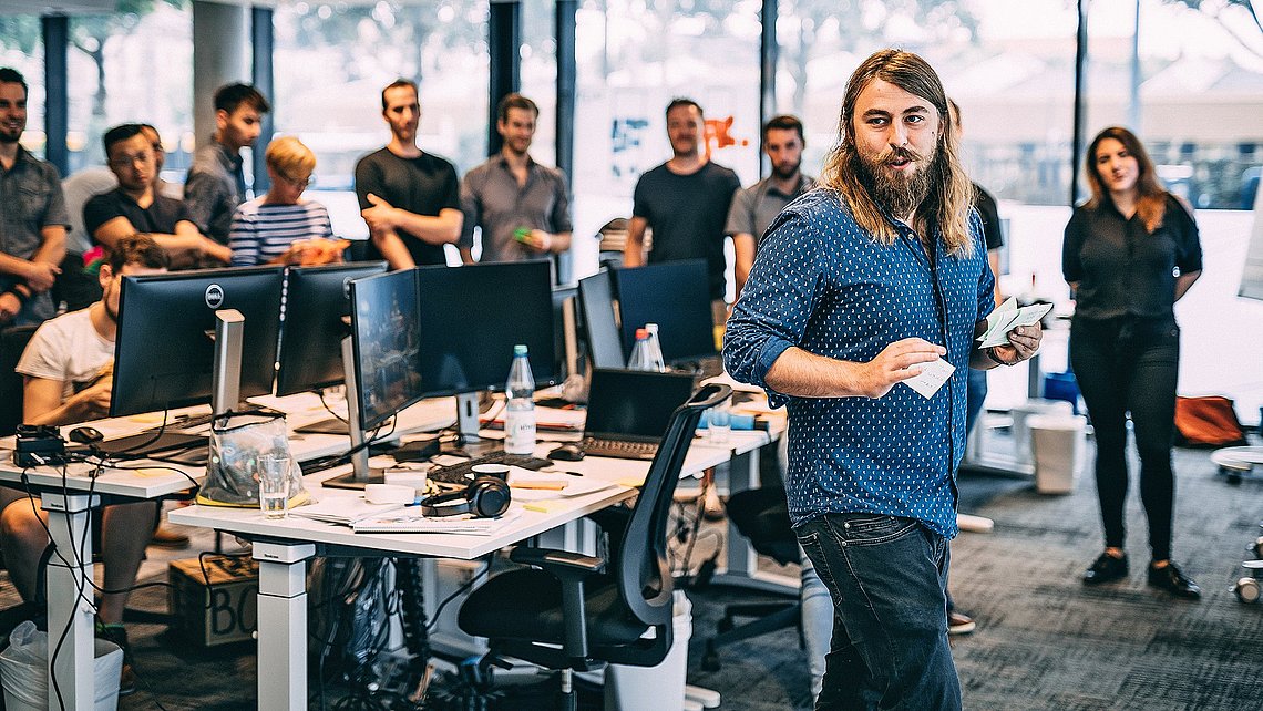 Ein Teammeeting im Büro des Software-Startups Connyun