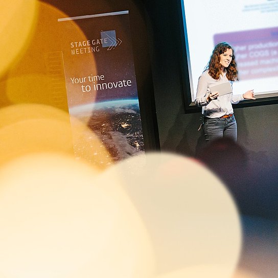 Photo of Anneke Barsch, Product Owner at Hauni, presenting at the Stage Gate Meeting