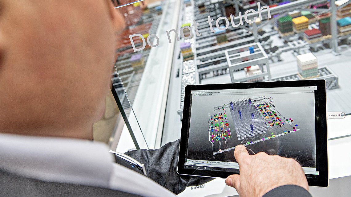 Foto eines Technikers, der auf einem Tablet die Planungssoftware Layer-Picker-Konfigurator bedient