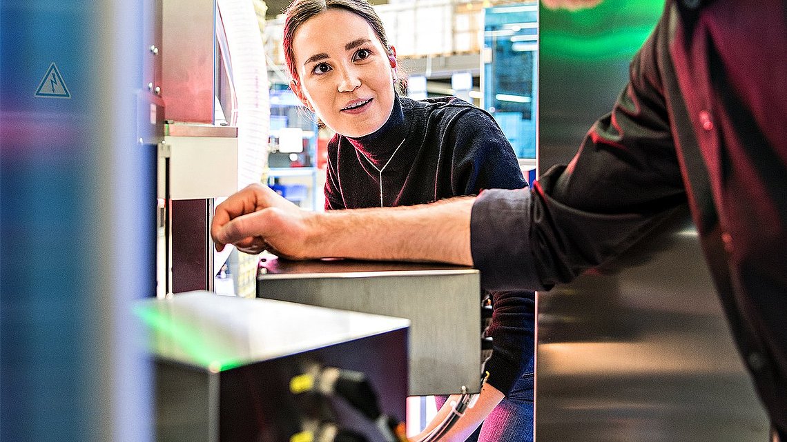 Foto von zwei Ingenieuren, die ein Messgerät, die Bubble-X-Station, einrichten.