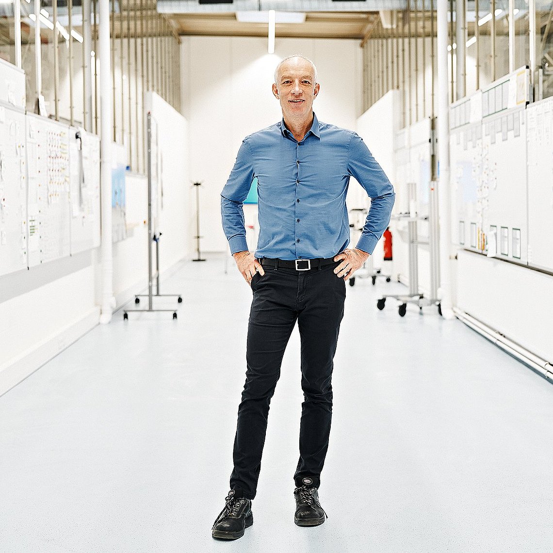 Photo of Karsten Barsch, responsible for the order fulfillment process, in the "Atlas" room at Hauni in Hamburg-Bergedorf