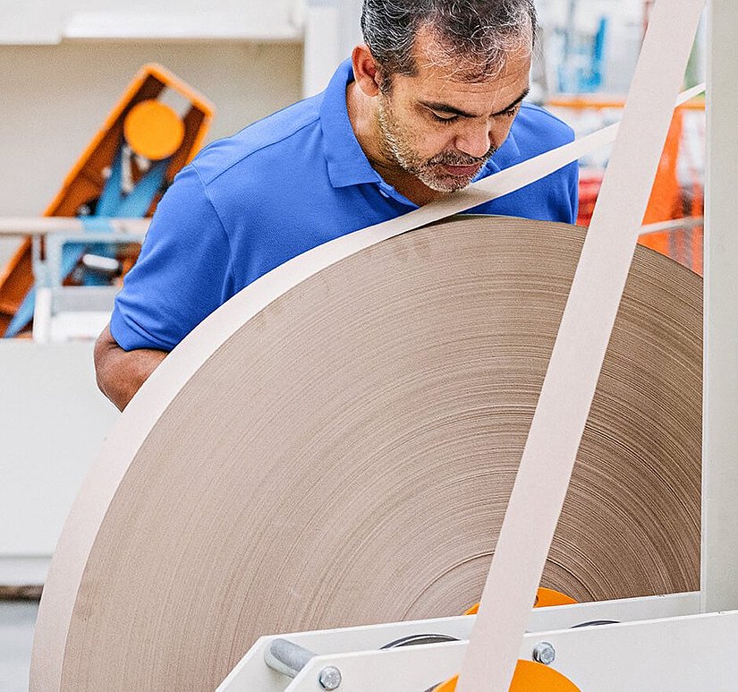 Photo of a Fabio Perini employee who controls a roll of paper
